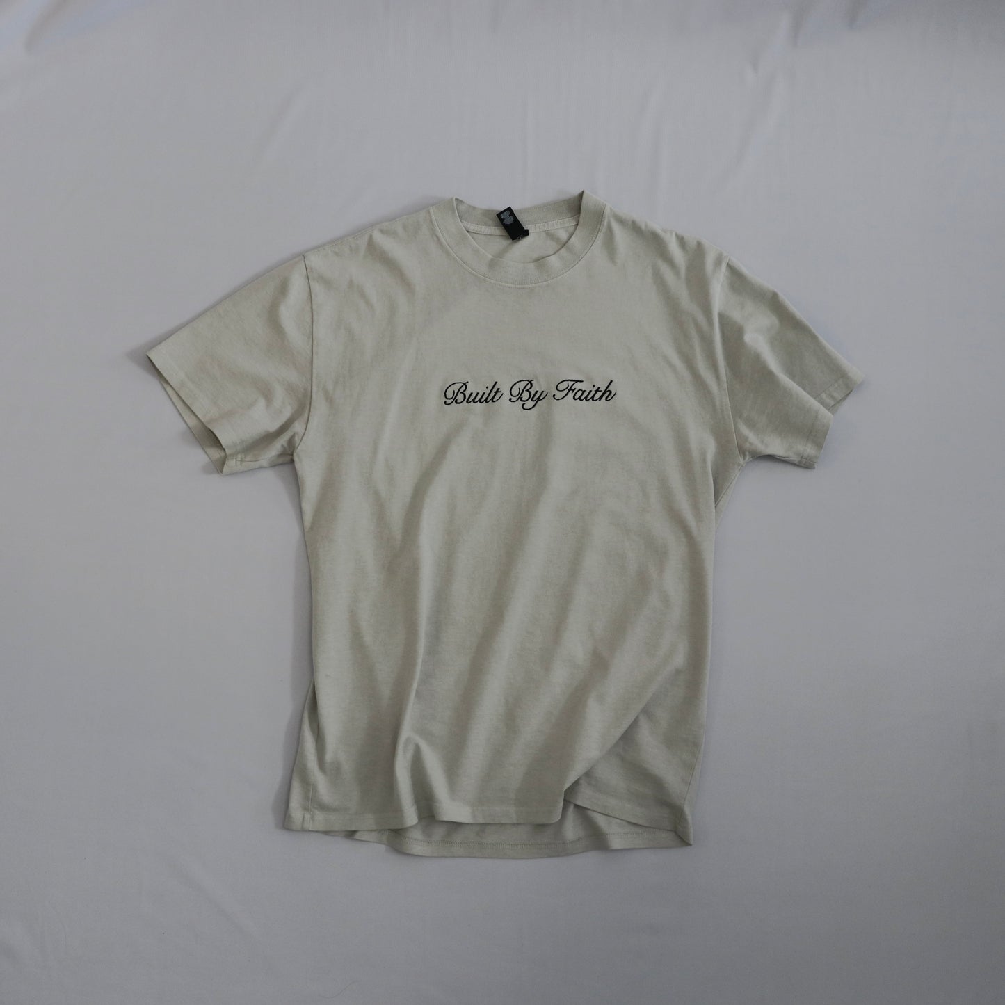 SCRIPT TEE IN FADED BONE